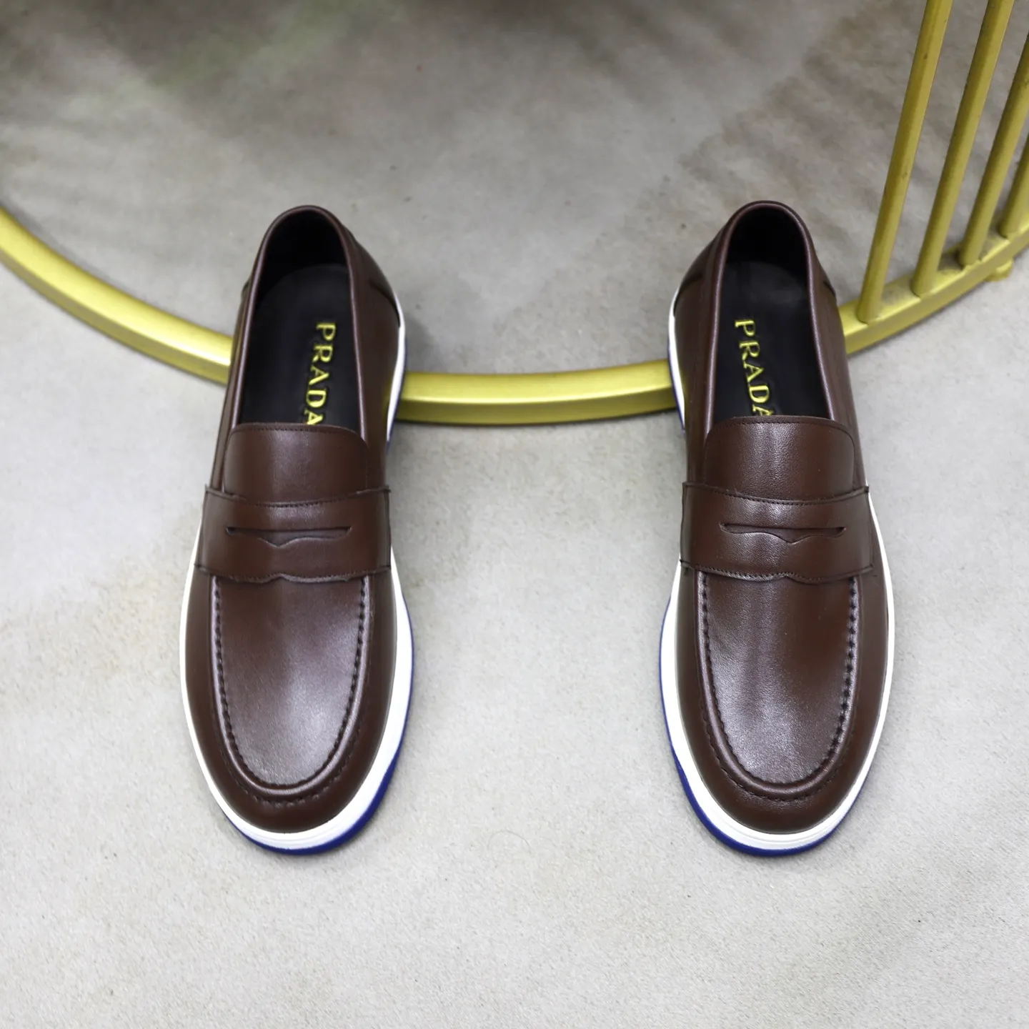 Factory price: 💰640 Prada classic men’s lace-up casual shoes | Imported cowhide upper | Upper stitching layered design, light and breathable | Soft and comfortable | Decorated with PRADA letters on the side | Distinctive sports style, showing the brand style | Lightweight concave and convex pattern rubber soles | Matched with cowhide foot pad lining | Excellent foot feel, fashionable and elegant | Size: 38-44 (45 customized)